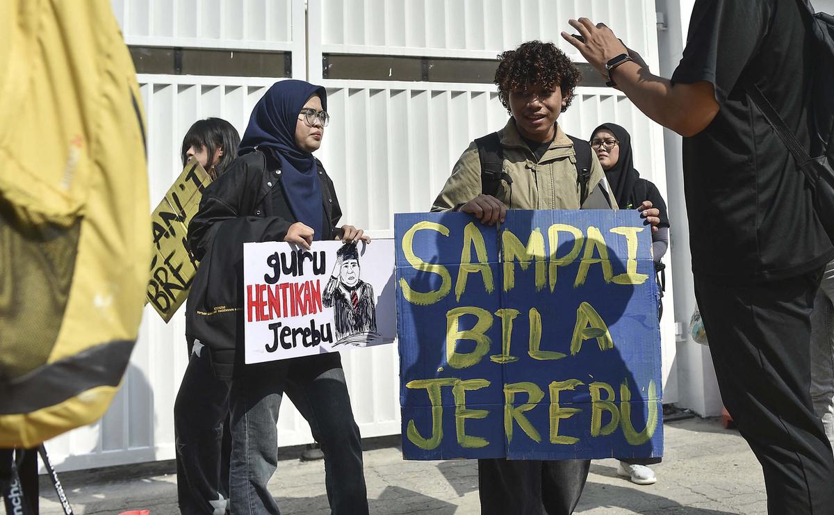 Greenpeace Malaysia Gelar Aksi Damai Desak Indonesia Buka Data Karhutla