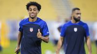 Pemain Amerika Serikat, Tyler Adams dan Cameron Carter-Vickers berpartisipasi dalam sesi latihan resmi menjelang matchday 2 Grup B Piala Dunia 2022 kontra Inggris, di Stadion Al-Gharafa SC, di Doha, Kamis (24/11/2022). Terakhir kali Inggris dan AS bertemu di babak penyisihan Piala Dunia 2010 Afrika Selatan dengan skor akhir 1-1. (AP Photo/Ashley Landis)