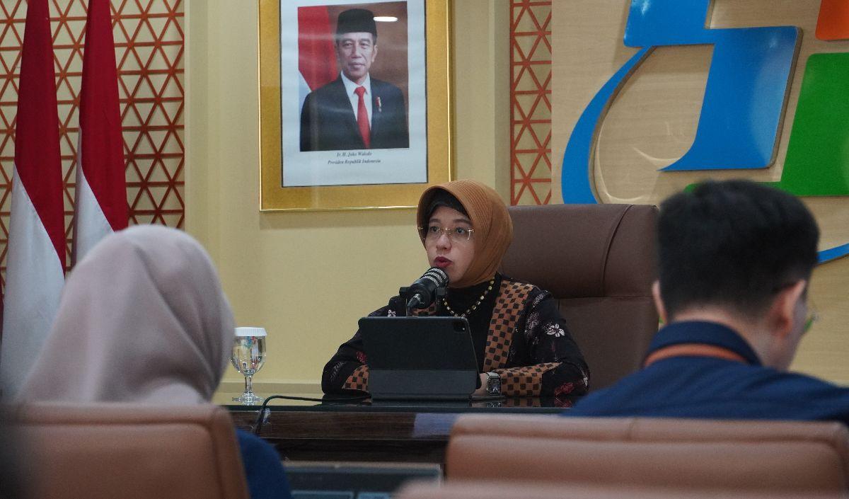 "Di tengah perlambatan ekonomi perlambatan ekonomi global ekonomi dan penurunan harga komoditas, Ekonomi Indonesia tetap tumbuh solid sebesar 5,04 persen secara year on year,"&nbsp;