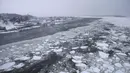 Potongan es mengapung di Sandy Hook Bay setelah badai salju yang menerjang New Jersey Shore, (4/1). Badai salju ini diperkirakan akan memecahkan rekor cuaca dingin yang pernah terjadi sebelumnya. (AP Photo / Julio Cortez)