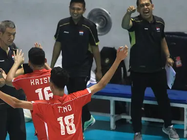 Timnas voli putra Indonesia U-20 lolos semifinal Kejuaraan Bola Voli Asia Putra AVC U-20 2024 setelah menaklukkan India 3-1 (25-20, 25-23, 16-25, 25-18) pada laga perempatfinal di Jawa Pos Arena Surabaya, Sabtu (27/7/2024) malam. Selain menjadi semifinalis kejuaraan dua tahunan itu, tim asuhan pelatih asal China, Li Qiujiang dipastikan lolos ke Kejuaraan Dunia Bola Voli U-21, tahun 2025. Empat tim semifinalis otomatis lolos ke kejuaraan dunia yang diselenggarakan FIVB. (Dok. PBVSI)