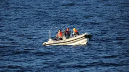 Para peneliti menaiki perahu untuk melakukan pengamatan dari jarak dekat di Laut China Selatan pada 15 Juli 2020. Akademi Ilmu Pengetahuan China pada 28 Juli 2020 mengatakan tim peneliti China menemukan 11 spesies paus di Laut China Selatan selama ekspedisi ilmiah laut dalam. (Xinhua/Wang Ziqiang)