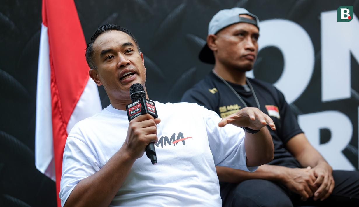 Ketua Umum Komite Olahraga Beladiri Indonesia (KOBI), Ardi Bakrie memberikan keterangan saat konferensi pers mengenai pemberangkatan atlet MMA ke China yang berlangsung di Menteng, Jakarta Pusat, Senin (21/10/2024). (Bola.com/Bagaskara Lazuardi)
