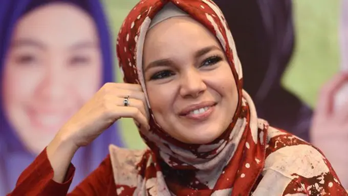 Dewi Sandra alami kerontokan setelah berhijab/copyright: KapanLagi.com