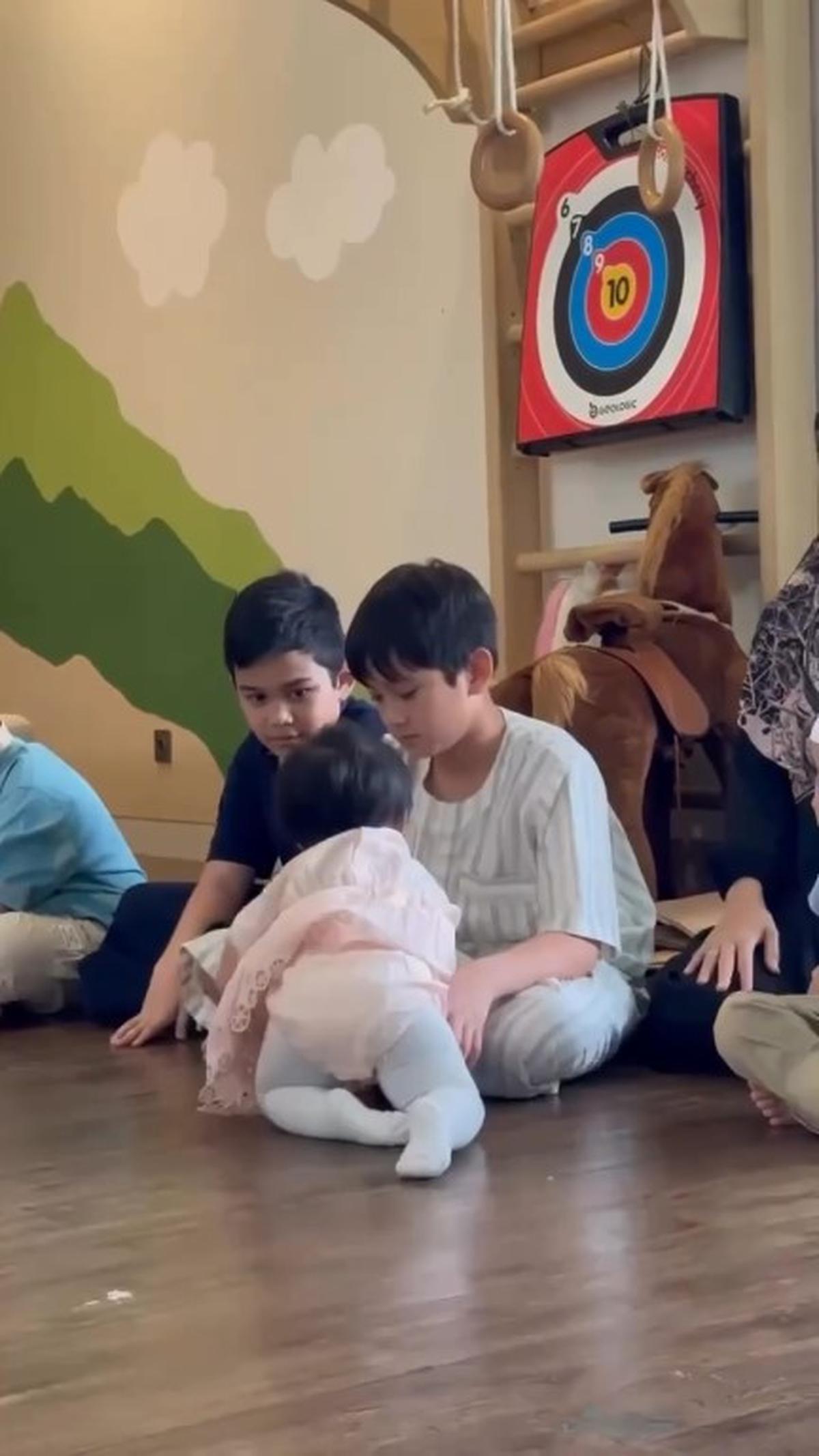 Gemes Banget, Ini Momen Rafathar Ikut Pesantren Kilat Sambil Momong Rayyanza dan Lily