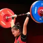 Lifter putri Indonesia Windy Cantika Aisah melakukan angkatan snatch dalam kelas 49 Kg Putri Grup A Olimpiade Tokyo 2020 di Tokyo International Forum, Sabtu (24/7/2021). Windy Cantika mempersembahkan medali pertama bagi Indonesia yakni perunggu dengan total angkatan 194 Kg. (Vincenzo PINTO/AFP)