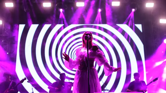 Nadin Amizah di panggung KapanLagi Buka Bareng BRI Festival 2024. [Foto: Adrian Putra/Fimela]