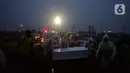 Petugas memakamkan jenazah korban Covid-19 di TPU Rorotan Cilincing, Jakarta, Sabtu (19/6/2021). Pemakaman jenazah dengan protokol covid-19 terus meningkatdalam satu pekan terakhir, seiring dengan lonjakan kasus corona di Ibu kota. (merdeka.com/Imam Buhori)