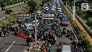 Aparat kepolisian melakukan penyekatan kendaraan saat PPKM Darurat di Pemuda, Jakarta Selatan, Kamis (15/7/2021). Polda Metro Jaya menambahkan penyekatan 100 titik yang ada di Jakarta dan sekitarnya pada hari ini hingga mengakibatkan kemacetan parah di ruas tersebut. (Liputan6.com/Johan Tallo)