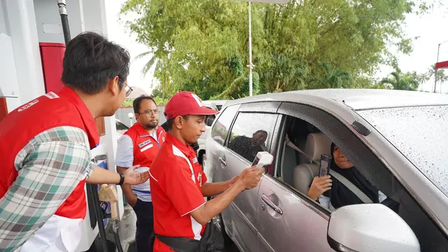 Executive General Manager PT Pertamina Patra Niaga Sulawesi bersama Dinas Tenaga Kerja ESDM & Transmigrasi Provinsi Gorontalo dan Hiswana Migas Gorontalo meninjau implementasi subsidi tepat JBKP Pertalite di salah satu SPBU di Gorontalo yakni SPBU 74.9610