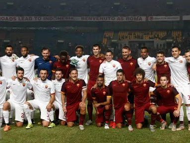 Skuat AS Roma terbagi dalam dua tim yaitu Tim Putih dan Tim Merah pada pertandingan pra-musim di SUGBK, Jakarta, Sabtu (25/7/2015). (Liputan6.com/Herman Zakharia)