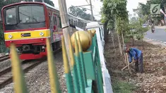 Pekerja menyelesaikan pembuatan taman dan trotoar di sepanjang Jalan Raya Lenteng Agung Timur, Jakarta, Kamis (28/9). Pembuatan taman bertujuan untuk ruang terbuka hijau agar tidak disalahgunakan sebagai hunian liar. (Liputan6.com/Immanuel Antonius)