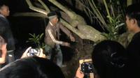 Sepuluh warga luar kampung Sukamaju, Desa Sukakarya, Kecamatan Samarang, Kabupaten Garut, Jawa Barat, menggali makam keramat Mbak Kalijaga diduga demi kepentingan   ritual gaib. (Liputan6.com/Jayadi Supriadin)