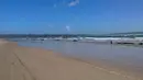 Kawanan paus pilot yang terdampar di perairan Pelabuhan Macquarie, Tasmania, Australia (21/09/2020). Ahli biologi kelautan merencanakan penyelamatan sekitar 270 paus pilot yang terjebak di gundukan pasir di lepas pantai barat terpencil Tasmania tersebut. (AFP/Handout/Tasmania Police)