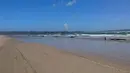 Kawanan paus pilot yang terdampar di perairan Pelabuhan Macquarie, Tasmania, Australia (21/09/2020). Ahli biologi kelautan merencanakan penyelamatan sekitar 270 paus pilot yang terjebak di gundukan pasir di lepas pantai barat terpencil Tasmania tersebut. (AFP/Handout/Tasmania Police)