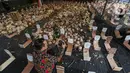Pengunjung melihat 2.000 tengkorak dan 1.000 kuburan yang ditampilkan saat aksi instalasi peringatan 26 tahun Reformasi dan napak tilas pelanggaran HAM Orde Baru di Jalan Diponegoro, Jakarta, Selasa (21/5/2024). (Liputan6.com/Angga Yuniar)