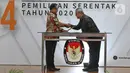 Mendagri, Tito Karnavian (kiri) dan Ketua KPU Arief Budiman saat Serah Terima Data Penduduk Potensial Pemilih Pemilihan (DP4) untuk Pemilihan Serentak 2020 di Jakarta, Kamis (23/1/2020). Kemendagri menyerahkan DP4 dengan jumlah 105 juta. (Liputan6.com/Herman Zakharia)