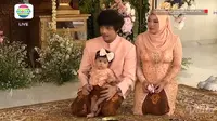 Atta Halilintar dan Aurel Hermansyah mendampingi putri mereka Ameena Hanna Nur Atta menjalani upacara Tedak Siten di acara 7 bulanan. (Foto: Indosiar/Vidio)