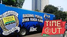 Tak hanya untuk berjualan, Viking Persib Fanshop juga jadi tempat nongkrong atau menonton bareng siaran langsung pertandingan Persib. Viking Mobile Store ini tak hanya mangkal di kota Bandung sajamobil ini pun perah melakukan perjalanan ke luar Bandu...
