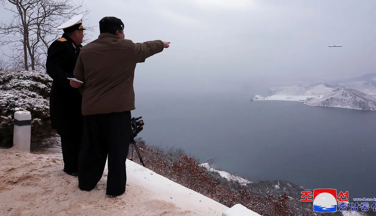 Uji coba rudal kali ini merupakan pengembangan yang dilakukan setelah beberapa tahun lalu para ahli asing mempertanyakan apakah Korea Utara mempunyai kemampuan meluncurkan rudal jarak jauh dari kapal selam. (Korean Central News Agency/Korea News Service via AP)