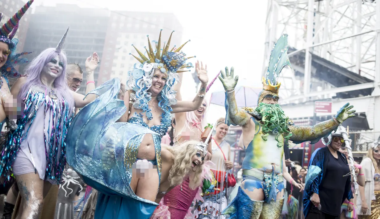 Pengunjung mengenakan kostum putri duyung berpose untuk difoto saat mengikuti Parade Mermaid 2017 di Coney Island, New York City (17/6). Parade Mermaid adalah parade seni dan salah satu acara terbesar di New York City. (Alex Wroblewski/Getty Images/AFP)