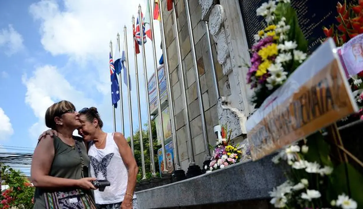 Dua warga negara asing mengunjungi  Monumen Ground Zero memperingati Tragedi Bom Bali I yang ke 14, Kuta, Bali (12/10). Peristiwa tersebut diperingati oleh para kerabat korban dengan acara berdoa dan peletakan karangan bunga. (AFP Photo/ Sonny Tumbelaka)