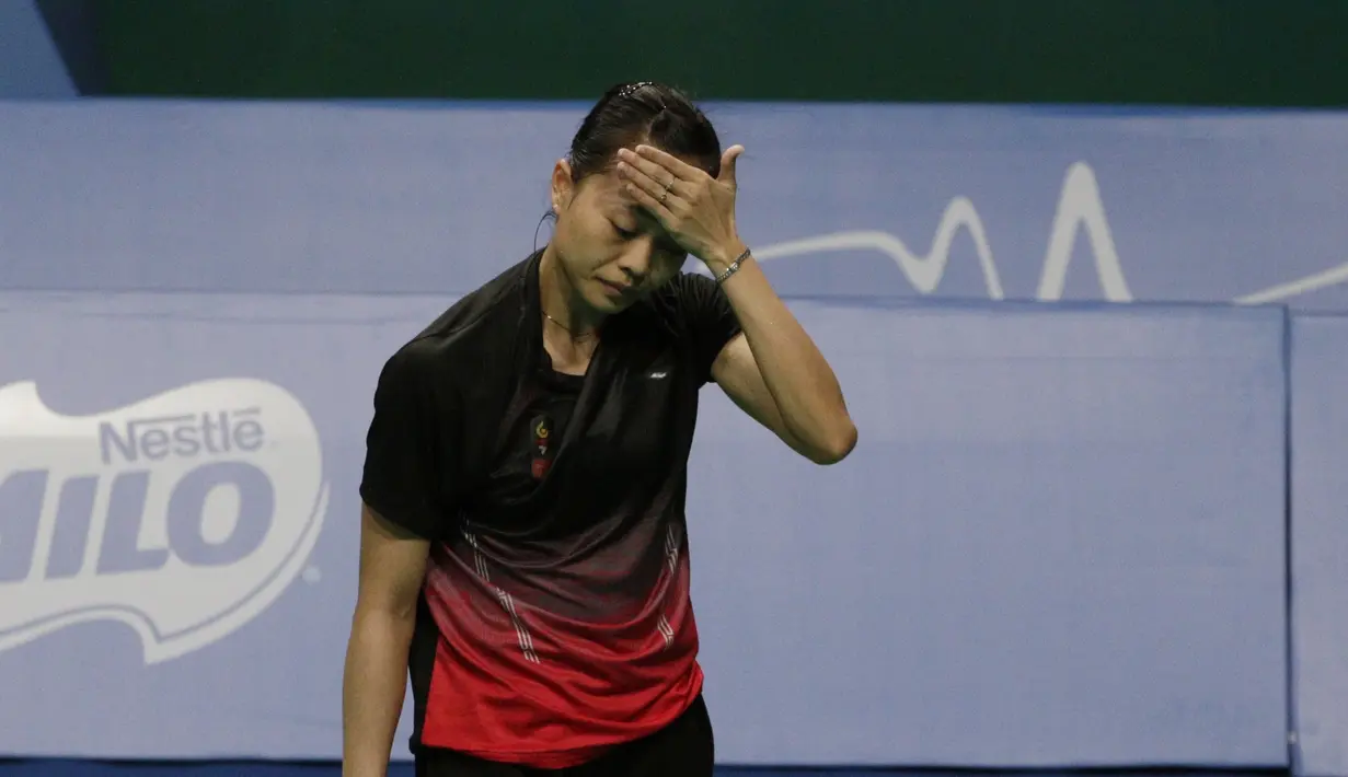 Pebulutangkis Indonesia, Fitriani, tampak kelelahan saat melawan Busanan Ongbumrungpan pada final beregu putri SEA Games 2019 di Muntinlupa Sports Complex, Manila, Selasa (3/12). Kalah 1-3, Indonesia hanya meraih perak. (Bola.com/M Iqbal Ichsan)