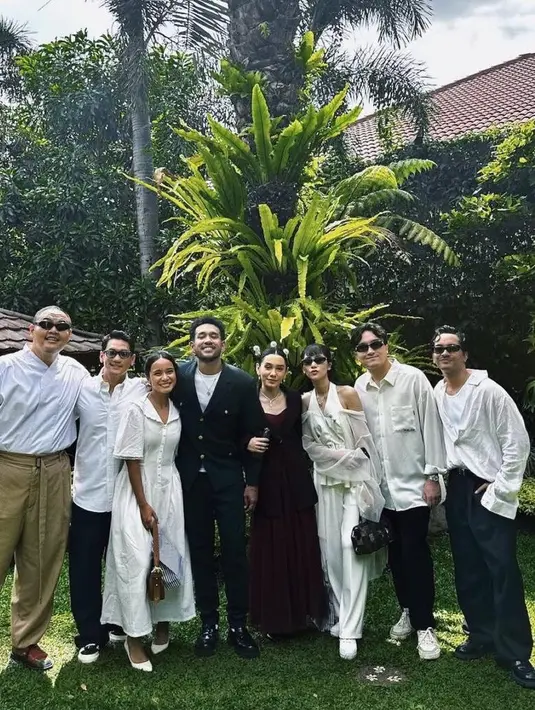 Terlihat juga Isyana Sarasvati, yang mengenakan halter top, see-through long sleeve top, dan long pants serba putih. [@vidialdiano/@rendharais/@bensihombing/@rizkyfbian].