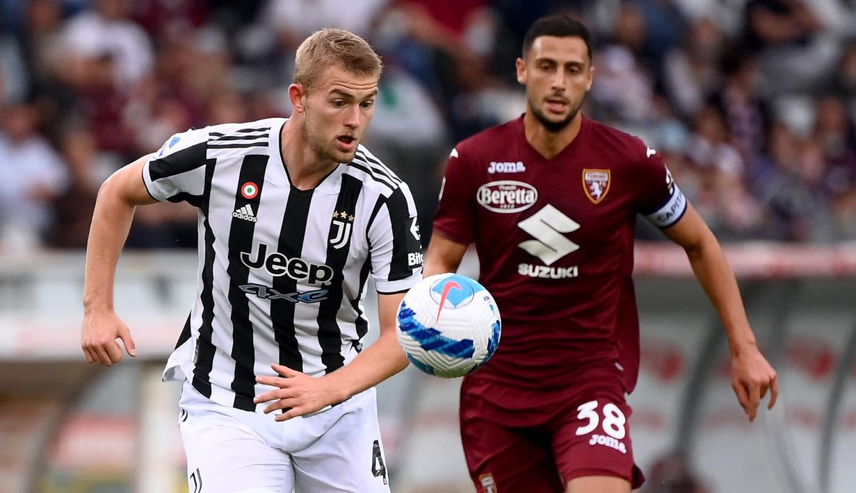 Matthijs de Ligt (kiri) digadang-gadang akan menjadi target utama Conte setelah beberapa kali muncul dalam bursa transfer ketika dibuka. De Ligt saat ini tengah membela Juventus dan masih kesulitan mendapatkan permainan terbaiknya. (AFP/Marco Bertorello)