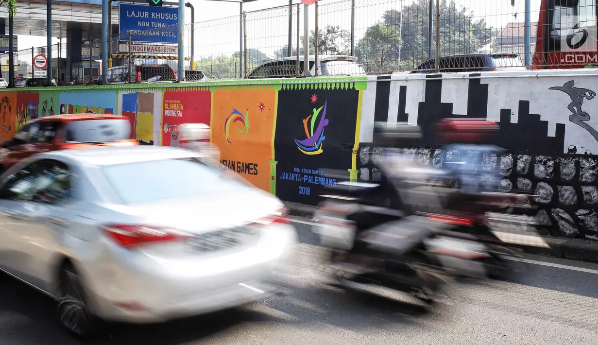 Kendaraan melintasi mural bertema Asian Games di kawasan Tanjung Barat, Jakarta, Kamis (31/5). Pembuatan mural Asian Games ini salah satu bentuk sosialisasi agar warga Jakarta turut aktif dalam memeriahkan pesta orah raga ini. (Liputan6.com/Faizal Fanani)