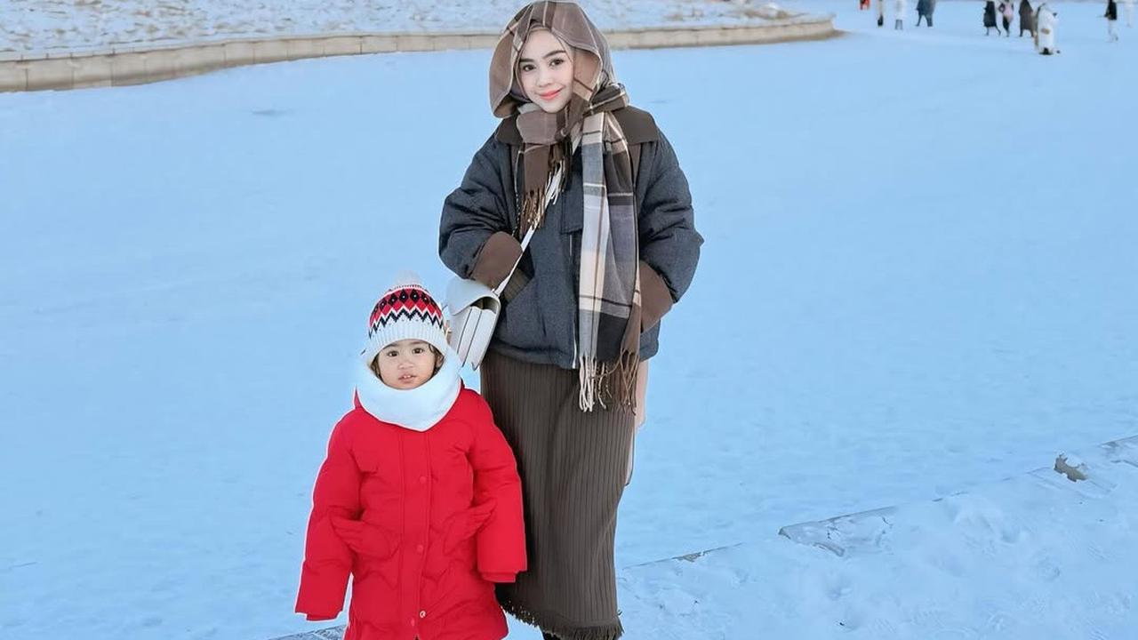 Potret Ria Ricis dan Moana Liburan dengan Wisata Salju (instagram @riaricis1795)