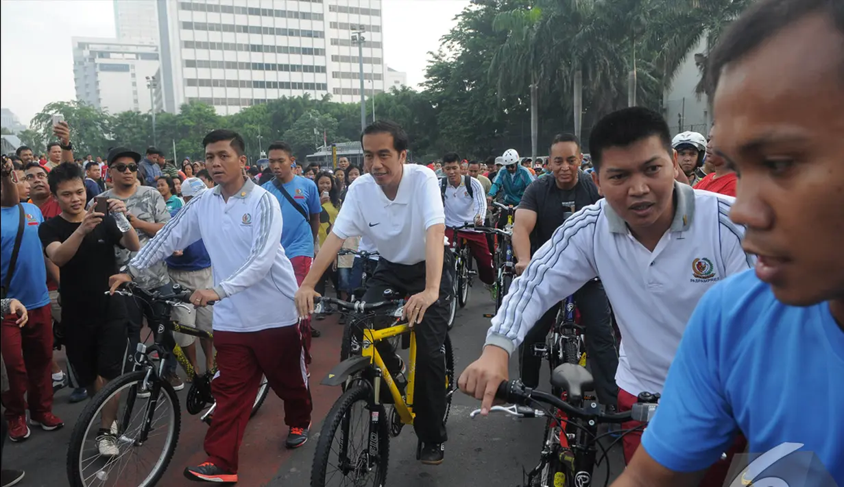 Presiden  Joko Widodo (Jokowi) bersepeda di kawasan Car Free Day, Jakarta, Minggu (23/11/2014) (Liputan6.com/Herman zakharia)