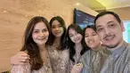 Pernikahan Cut Tari dan Richard Kevin otomatis mempersatukan anak-anak mereka menjadi saudara. Meskipun tak memiliki hubungan darah, nyatanya ketiga anak mereka sangatlah akur, terutama kedua anak perempuan mereka. (Liputan6.com/IG/@cuttaryofficial)
