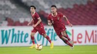 Pemain Timnas Indonesia U-22, Amiruddin Bagas Kaffa (kiri) menggiring bola saat laga uji coba internasional antara Timnas Indonesia U-22 melawan Timnas Lebanon U-22 di Stadion Utama Gelora Bung Karno (SUGBK), Senayan, Jakarta, Jumat (14/04/2023). Pertandingan ini menjadi salah satu bentuk persiapan untuk SEA Games 2023 di Kamboja. (Bola.com/Bagaskara Lazuardi)