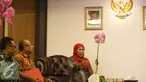Menteri Sosial Khofifah Indar Parawansa saat melakukan pertemuan dengan Kepala Densus 88 Eddy Hartono saat melakukan pertemuan di ruang kerja Kemensos, Jakarta, Selasa (31/1). (Liputan6.com/Helmi Affandi)