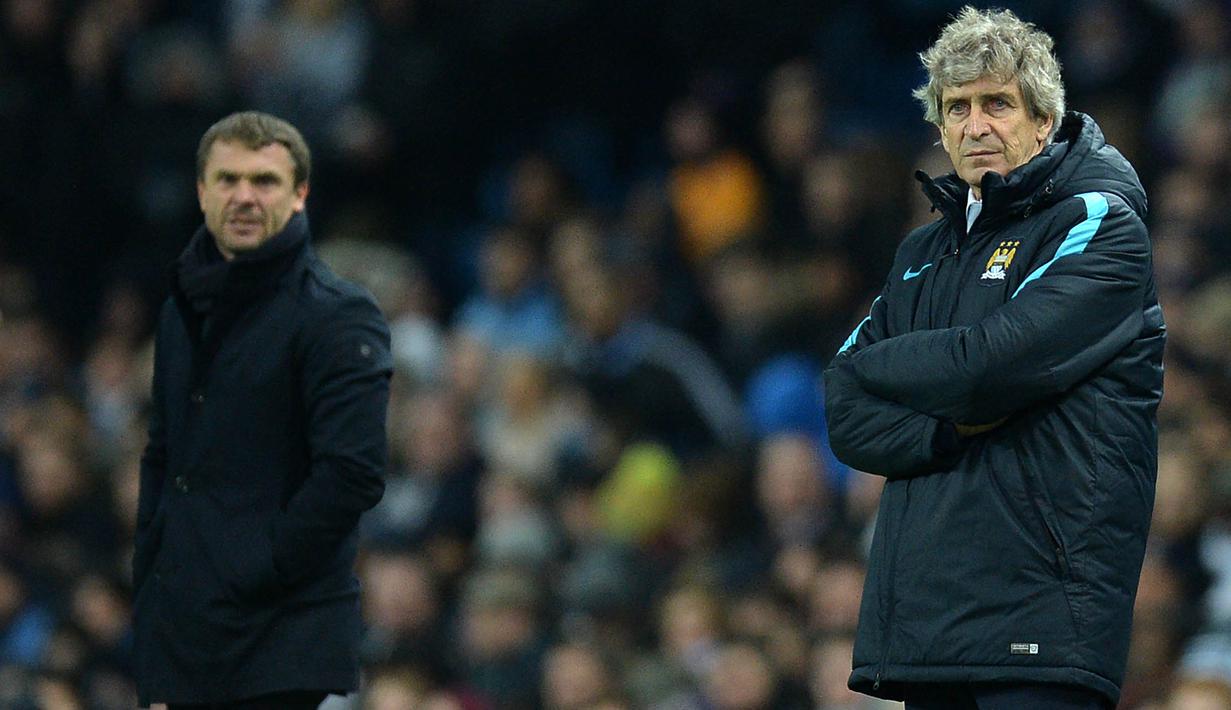  Pelatih  Manchester City, Manuel Pellegrini, serius mengamati permainan pemainnya pada leg kedua babak 16 besar Liga Champions di Stadion Etihad, Manchester, Rabu (16/3/2016) dini hari WIB. (AFP/Oli Scarff)