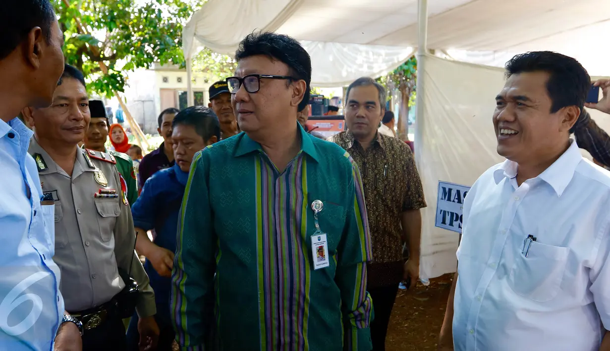 Menteri Dalam Negeri Tjahjo Kumolo saat tiba di TPS 31 Kelurahan Pondok Benda, Tangerang Selatan, Rabu, (9/12). Mendagri mengungkapkan Pilkada Serentak untuk saat ini berjalan aman dan lancar. (Liputan6.com/Fery Pradolo)