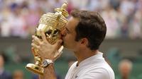 Roger Federer menang tiga set langsung atas Marin Cilic pada final Wimbledon 2017, Minggu (16/7/2017). (AP Photo/Alastair Grant)