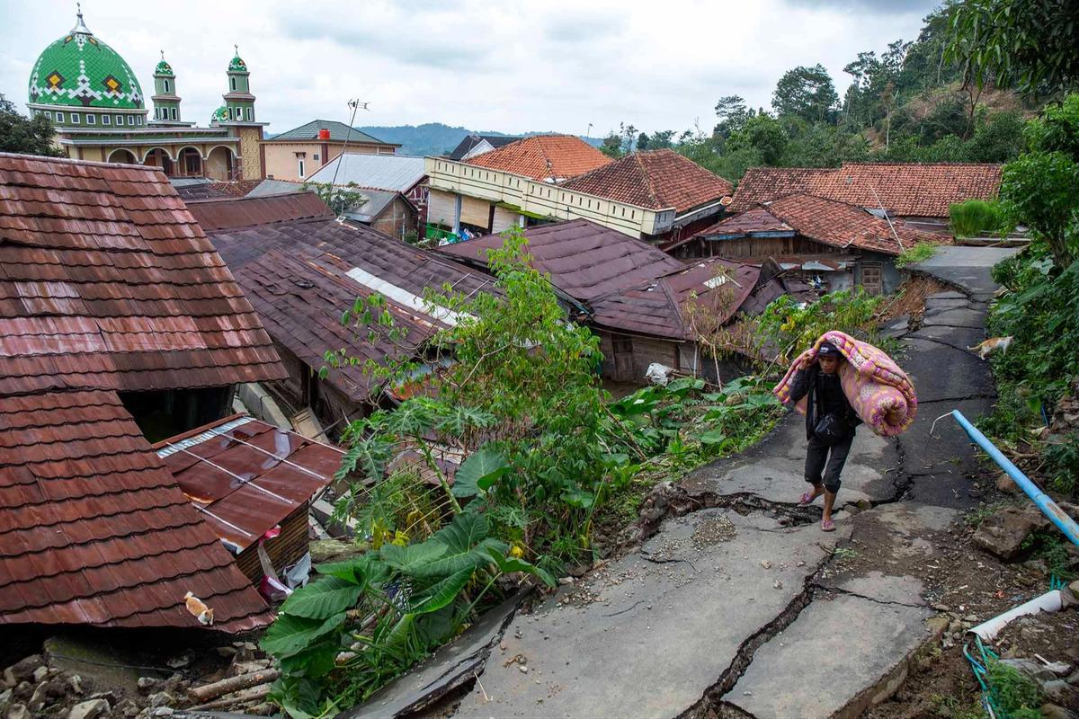 FOTO: Ribuan Warga Padasari Mengungsi Akibat Tanah Bergerak