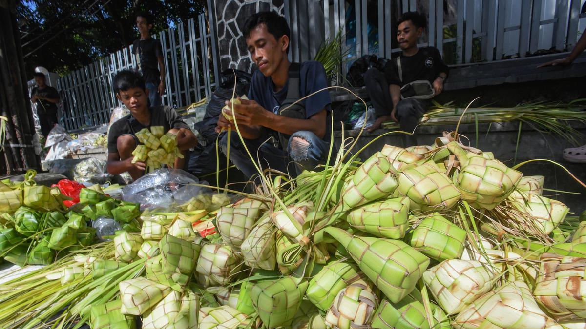 Menurun, Penjualan Kulit Ketupat Lebaran di Pasar Pondok Labu Jakarta