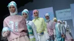 Sejumlah model membawakan busana Wardah Cosmetik rancangan Dian Pelangi pada hari kedua Jakarta Fashion Week (JFW) 2016 di Senayan city, Jakarta, Minggu (25/10/2015). Wardah Cosmetics terpilih sebagai Official JFW 2016. (Liputan6.com/Herman Zakharia)