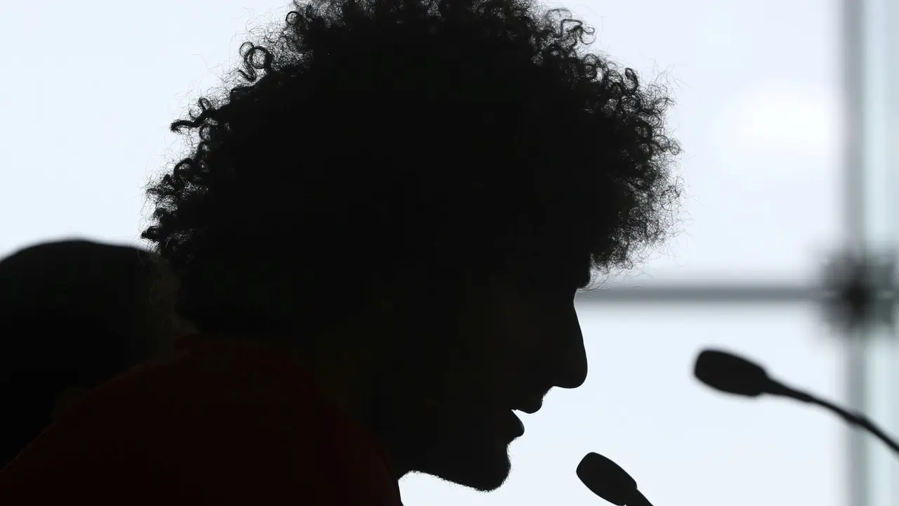 Gelandang Manchester United (MU) asal Belgia Marouane Fellaini bicara di konferensi pers. 