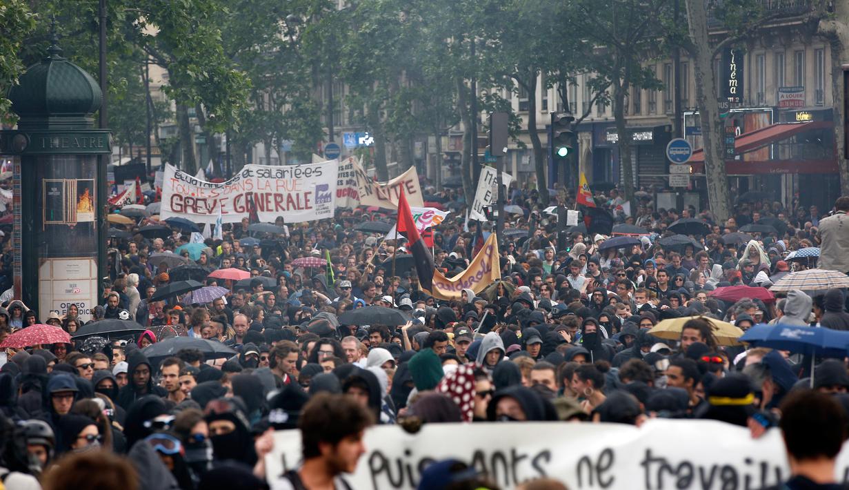 Sejumlah massa memadati Paris saat melakukan aksi demonstrasi, Prancis (23/5). Para pekerja layanan publik Prancis melakukan pemogakan dan meluas menjadi aksi protes. (AP/Christophe Ena)