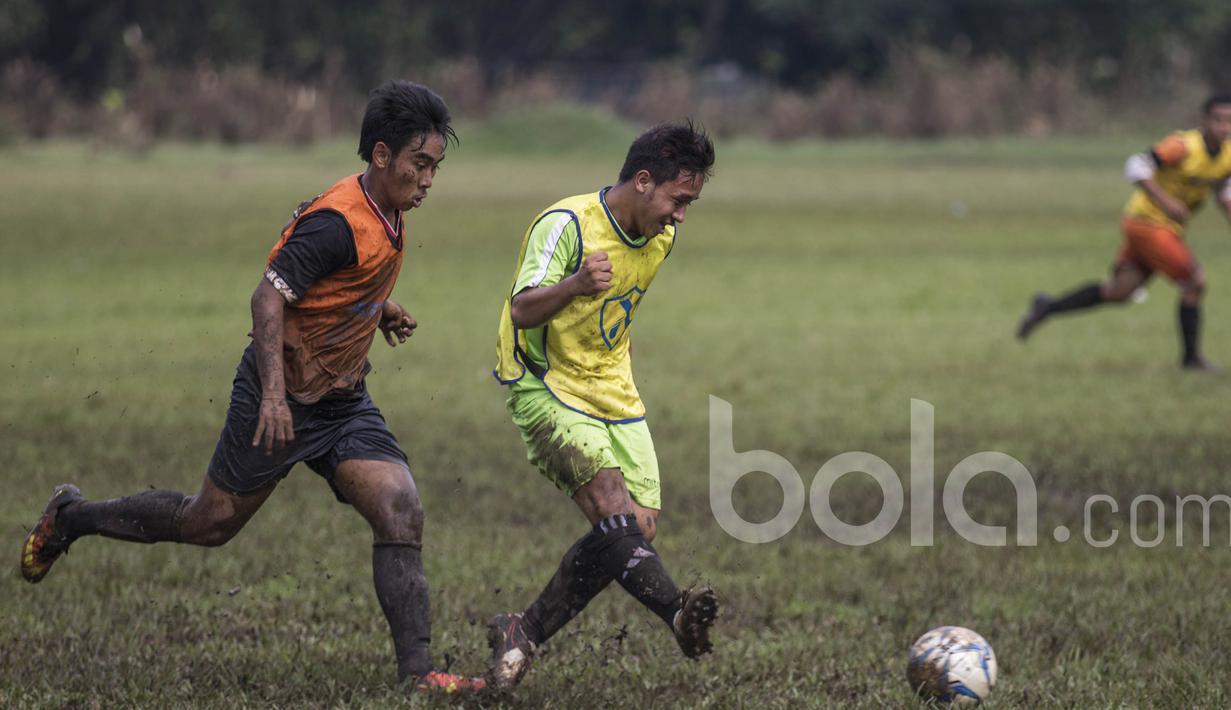 Para pemain beraksi saat mengikuti seleksi Timnas Indonesia U-19 di Lapangan Aldiron, Jakarta, Kamis (23/2/2017). (Bola.com/Vitalis Yogi Trisna)