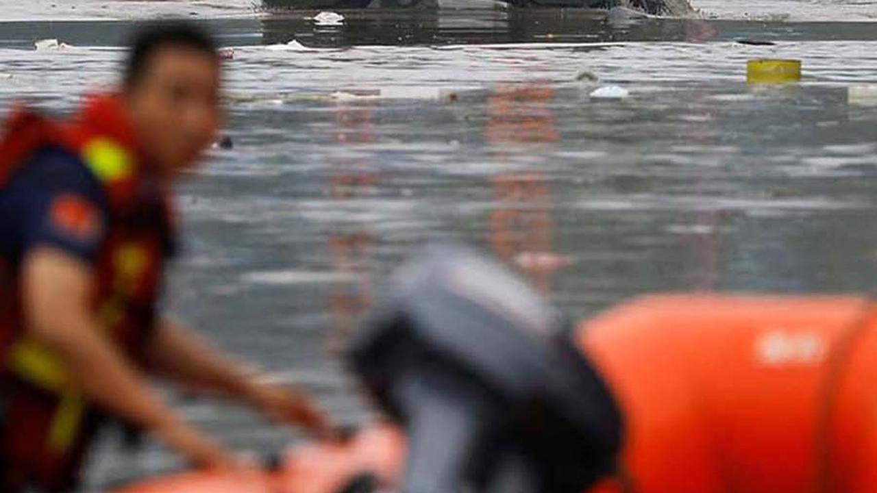 FOTO: Tentara China Diterjunkan untuk Evakuasi Korban Banjir Parah di Beijing
