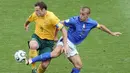 Pertahanan Italia di Piala Dunia 2006 terkenal sangat kukuh. Sejak babak penyisihan sampai menjadi juara, hanya dua gol yang bersarang ke gawang Italia. Amerika Serikat dan Prancis saja yang berhasil membobolnya. (AFP/John Mcdaougall)