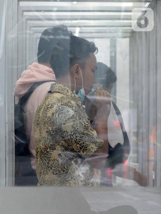 Calon penumpang meniup kantong saat dilakukan tes COVID-19 dengan GeNose C19 di Stasiun Pasar Senen, Jakarta, Selasa (23/2/2021). PT KAI memberikan pelayanan tes COVID-19 dengan GeNose C19 bagi calon penumpang kereta jarak jauh untuk memutus rantai penyebaran virus corona. (merdeka.com/Imam Buhori)