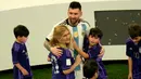 Pemain Argentina Lionel Messi bersama keluarganya merayakan kemenangan atas Prancis pada pertandingan sepak bola final Piala Dunia 2022 di Stadion Lusail, Lusail, Qatar, 18 Desember 2022. Argentina menang 4-2 atas Prancis melalui drama adu penalti setelah pertandingan berakhir imbang 3-3. (AP Photo/Francisco Seco)