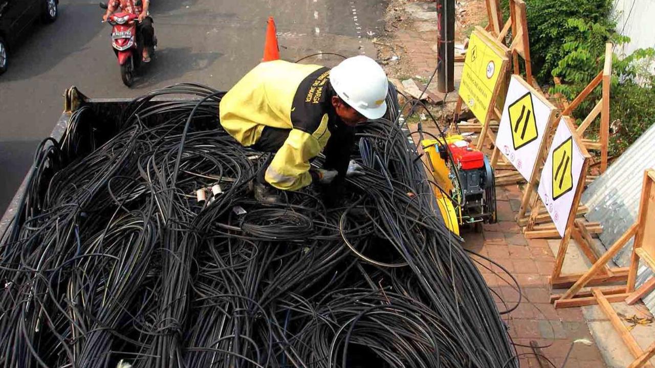 Kabel udara yang dipindahkan itu berada di Jalan Agus Salim, Jalan Yusuf Adiwinata dan Jalan Gereja Theresia.