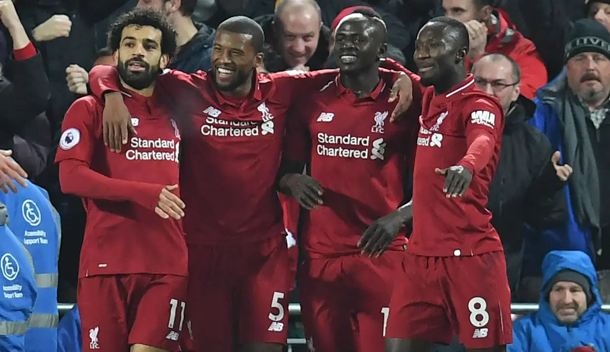 Para pemain Liverpool merayakan gol yang dicetak Sadio Mane ke gawang Manchester United pada laga Premier League di Stadion Anfield, Liverpool, Minggu (16/12). Liverpool menang 3-1 atas MU. (AFP/Paul Ellis)